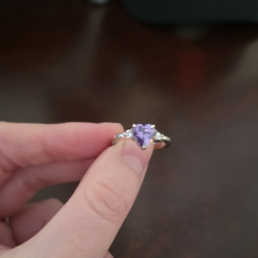 Elegant Silver Ring with Purple Gemstone - Picture 2 of 2